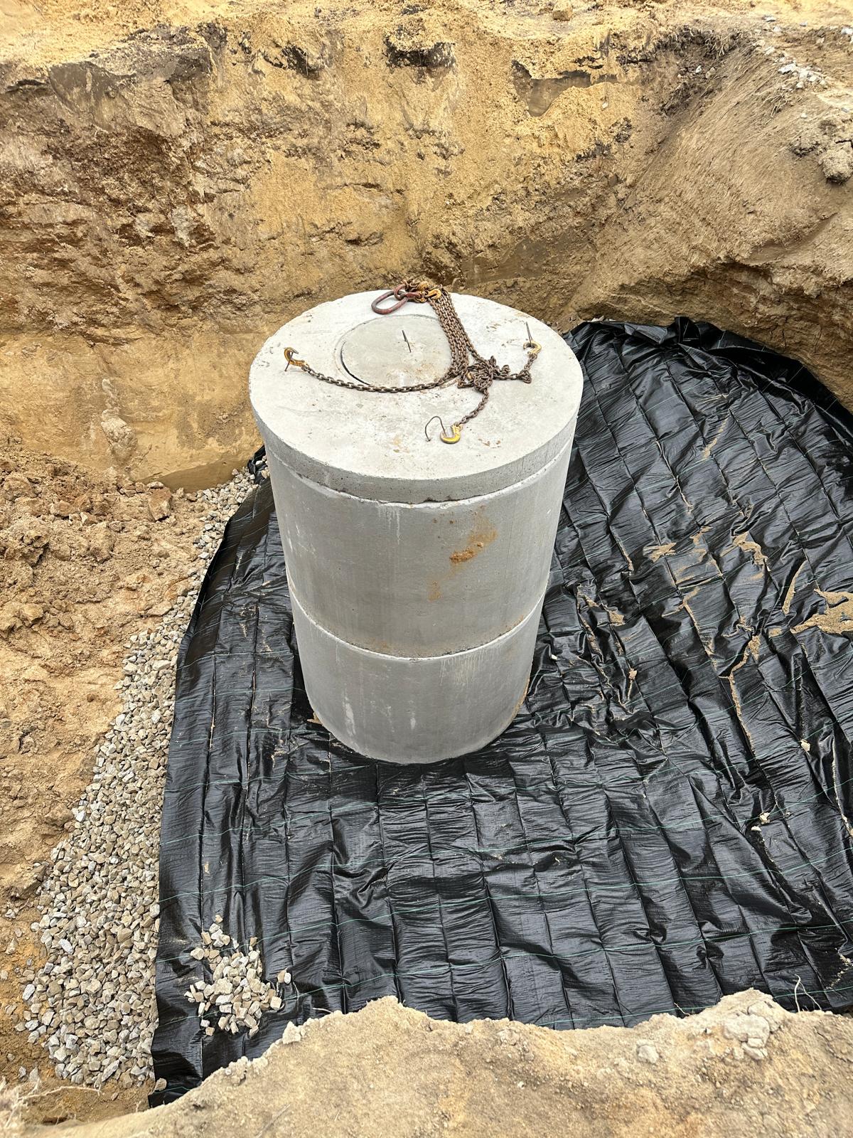 Budowa studni z kręgów betonowych